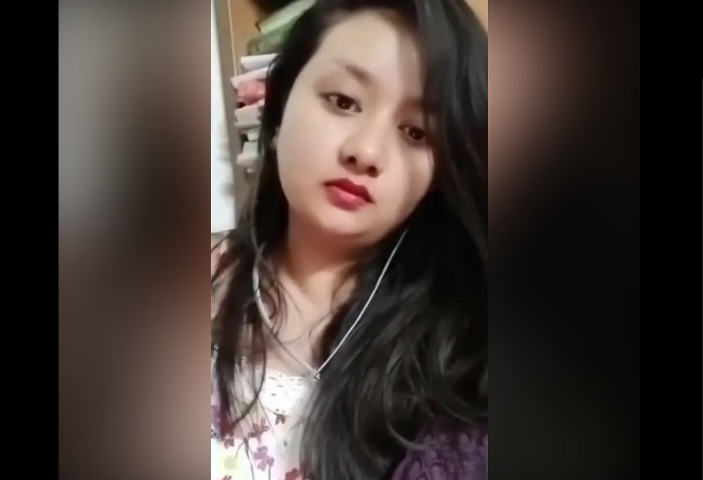 Bengali Sexy Girl Showing Her Big Boobs on Chamet Live