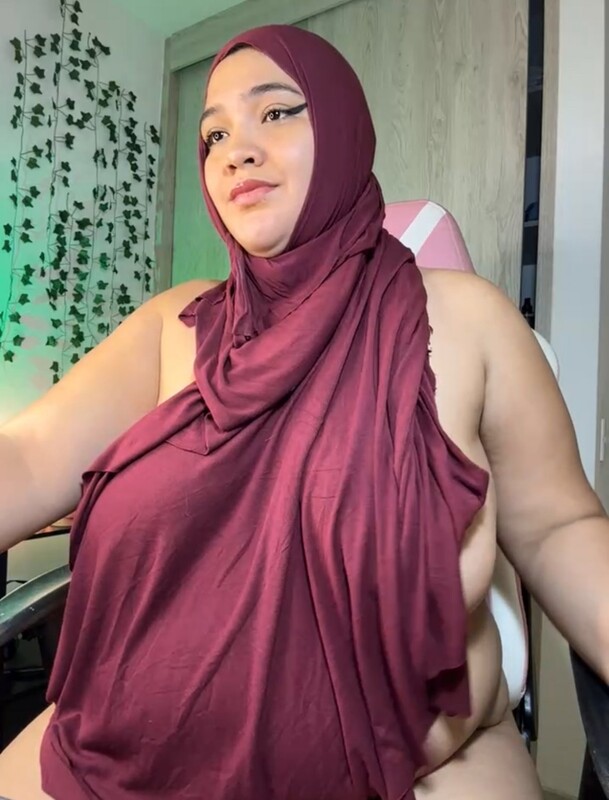 Arab bbw Milf nude teasing her huge boobs on cam